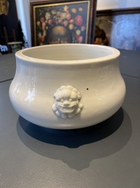 Un br&ucirc;le-parfum en porcelaine blanc de Chine de Dehua, Yongzheng