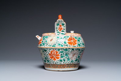 A Chinese famille verte lime pot and cover with floral design for the Vietnamese market, Kangxi