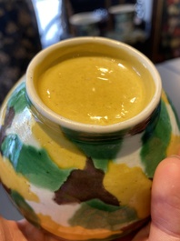 Een Chinese sancai-geglazuurde kalebasvaas, Kangxi