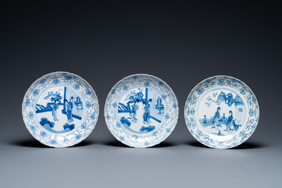 Drie Chinese blauw-witte borden, Chenghua en Jiajing merken, Kangxi