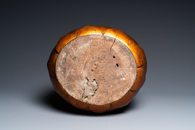 Een grote Vietnamese goudgelakte houten figuur van Boeddha, 19e eeuw