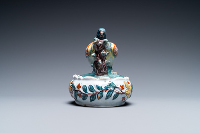 Een polychrome Delftse botervloot met een vogel, 18e eeuw