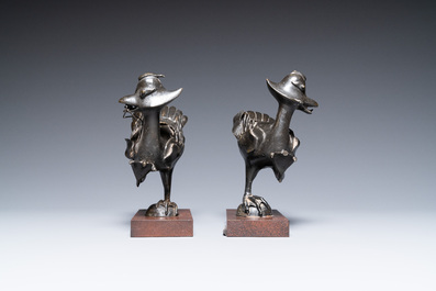 Une paire de br&ucirc;le-parfums en forme de canards mandarins en bronze, Chine, Ming