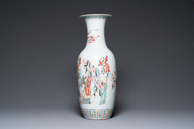 Een Chinese famille rose '18 Arhats' vaas, 19e eeuw
