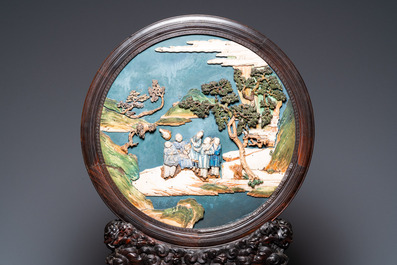 Une paire d'&eacute;crans de table en bois aux m&eacute;daillons orn&eacute; de pierre &agrave; savon et d'os, Chine, 18/19&egrave;me