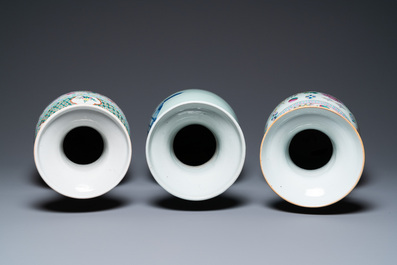 Deux vases en porcelaine de Chine famille rose et un en bleu et blanc sur fond c&eacute;ladon &agrave; d&eacute;cor d'antiquit&eacute;s, 19&egrave;me