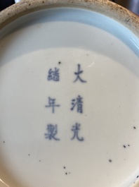 Een Chinese flesvormige famille rose vaas met koraalrode fondkleur, Guangxu merk en periode