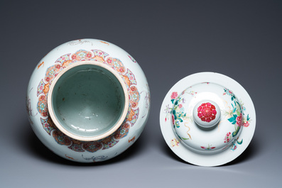 Een grote Chinese famille rose dekselvaas, 19e eeuw