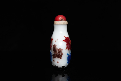 Une tabati&egrave;re en verre overlay &agrave; d&eacute;cor de poissons, Chine, 19&egrave;me