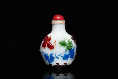 Une tabati&egrave;re en verre overlay &agrave; d&eacute;cor de poissons, Chine, 19&egrave;me
