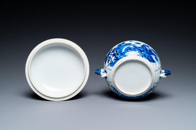 Une &eacute;cuelle couverte en porcelaine de Chine en bleu et blanc, Kangxi