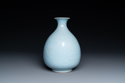 A Chinese monochrome clair-de-lune-glazed 'yuhuchunping' vase, 19th C.