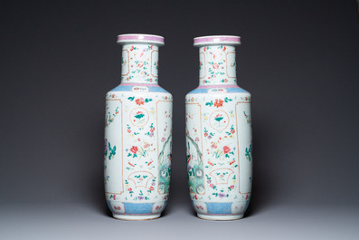 Een paar Chinese famille rose rouleau vazen, 19e eeuw