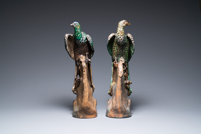 Une paire de grands paons sur tronques d'arbres en gr&egrave;s polychrome, Chine, Shiwan, 19&egrave;me