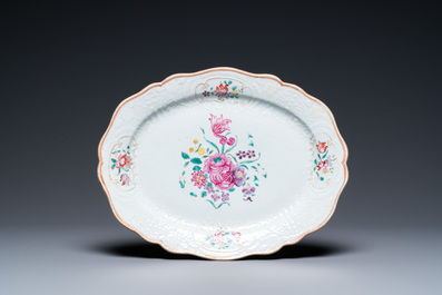 A Chinese famille rose coffee pot, a mug and an oval dish, Qianlong