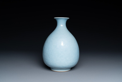 A Chinese monochrome clair-de-lune-glazed 'yuhuchunping' vase, 19th C.
