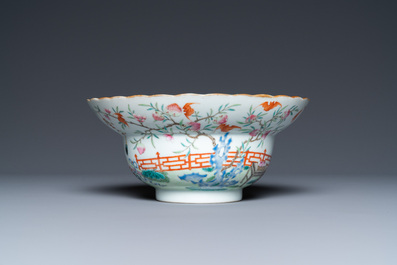 Un bol en porcelaine de Chine &agrave; d&eacute;cor 'bajixiang', marque et &eacute;poque de Jiaqing