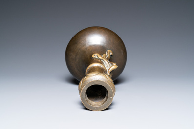 Un vase de type 'hu' en bronze, marque et &eacute;poque de Qianlong