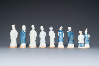 Acht Chinese blauw-witte en celadon-geglazuurde figuren, Qianlong