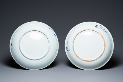 Deux plats en porcelaine de Chine en bleu et blanc &agrave; d&eacute;cor de raisins, Kangxi