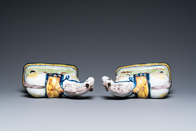 Une paire de chevaux en fa&iuml;ence polychrome de Delft, 18&egrave;me