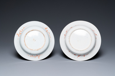 Une paire d'assiettes en porcelaine de Chine de style Imari, manufacture non-attribu&eacute;e, 18&egrave;me
