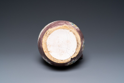 Een polychrome kan met een wielenmaker in Brussels aardewerk, 19e eeuw