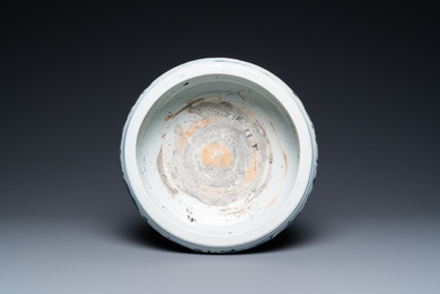 Een Chinese blauw-witte driepotige wierookbrander met draken, Kangxi