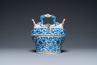 A Chinese blue and white lime pot for the Vietnamese market, Kangxi