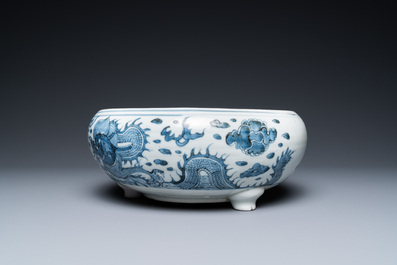 Een Chinese blauw-witte driepotige wierookbrander met draken, Kangxi