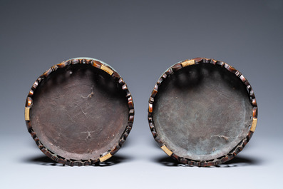 Une paire de vases dite 'de Nankin' sur socles en bronze, Chine, 19&egrave;me