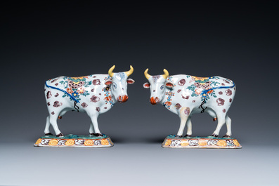 Une paire de vaches en fa&iuml;ence polychrome de Delft, 18&egrave;me