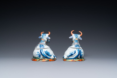 Een paar polychrome Delftse terrines in de vorm van koeien, 18e eeuw