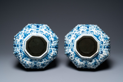 Une paire de vases couverts en fa&iuml;ence de Delft en bleu et blanc, 1er quart du 18&egrave;me