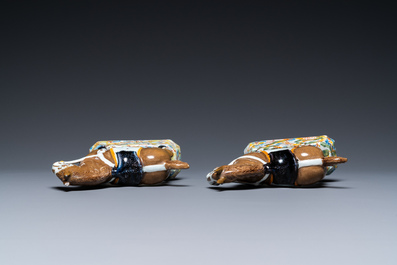 Een paar polychrome Delftse paarden, 18e eeuw