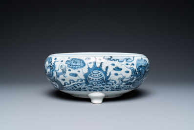 Een Chinese blauw-witte driepotige wierookbrander met draken, Kangxi