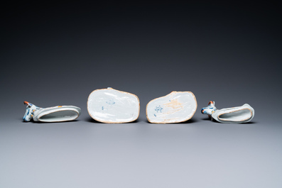 Een paar polychrome Delftse terrines in de vorm van koeien, 18e eeuw