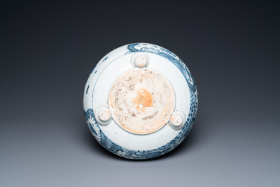 Een Chinese blauw-witte driepotige wierookbrander met draken, Kangxi