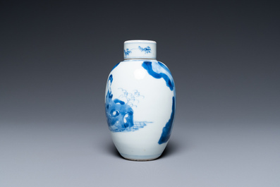Een Chinese blauw-witte theebus met deksel, Kangxi
