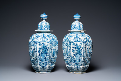 Une paire de vases couverts en fa&iuml;ence de Delft en bleu et blanc, 1er quart du 18&egrave;me