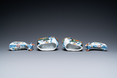 Een paar polychrome Delftse terrines in de vorm van koeien, 18e eeuw