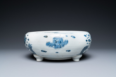 Een Chinese blauw-witte driepotige wierookbrander met draken, Kangxi