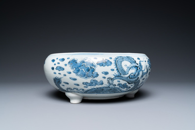 Een Chinese blauw-witte driepotige wierookbrander met draken, Kangxi