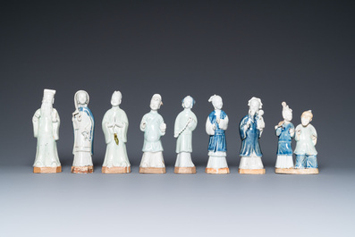 Acht Chinese blauw-witte en celadon-geglazuurde figuren, Qianlong