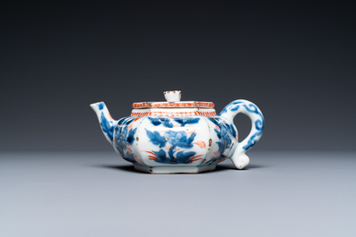Une th&eacute;i&egrave;re couverte de forme hexagonale en porcelaine de Chine de style Imari, Kangxi