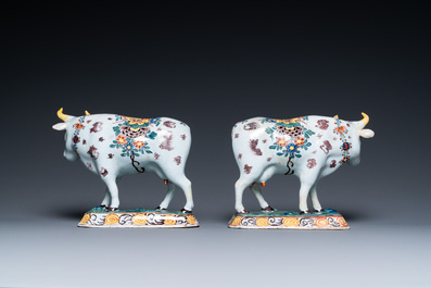 Une paire de vaches en fa&iuml;ence polychrome de Delft, 18&egrave;me