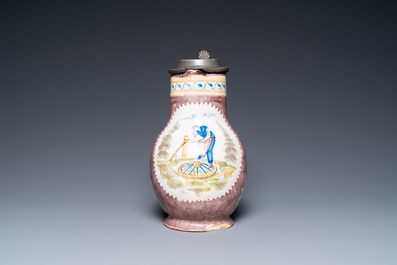 Een polychrome kan met een wielenmaker in Brussels aardewerk, 19e eeuw