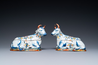 Een paar polychrome Delftse terrines in de vorm van koeien, 18e eeuw