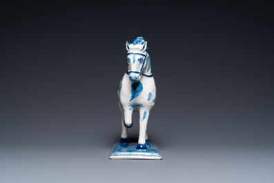 Un cheval en fa&iuml;ence de Delft en bleu et blanc, 18&egrave;me