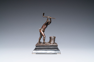 A Vietnamese bronze sculpture depicting a lumberjack, 19/20th C.